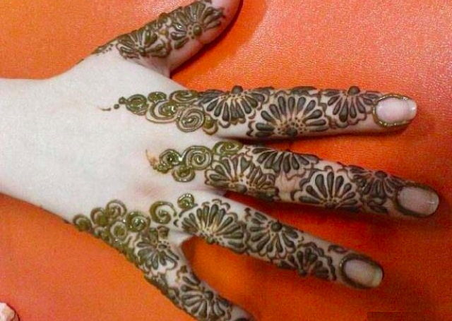 Latest Simple Mehandi Designs focusing on the fingers