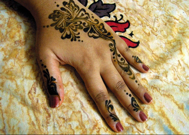 Simple Mehandi Design featuring blooming buds pattern