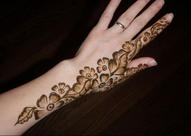 Simple Mehandi Design with shaded floral motif design