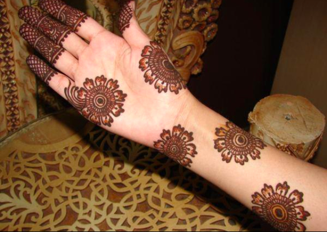 Simple Mehandi Design with cute circular flower patterns all over hands