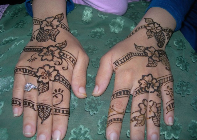 Simple Mehandi Design with evenly spaced floral band patterns