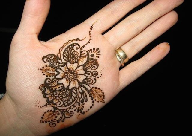 Simple Mehandi Design featuring circular floral and leafy patterns 