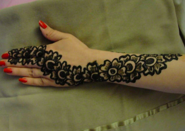 Simple Mehandi Design with string of flower design 