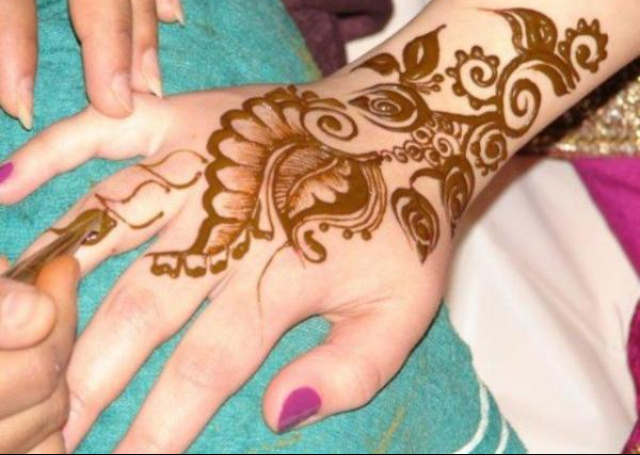 Simple Mehandi Design with shaded leaf patterns