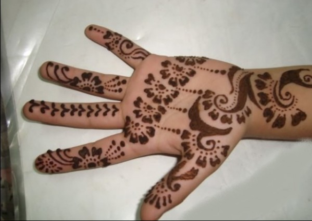 Simple Mehandi Design with minimalist patterns 