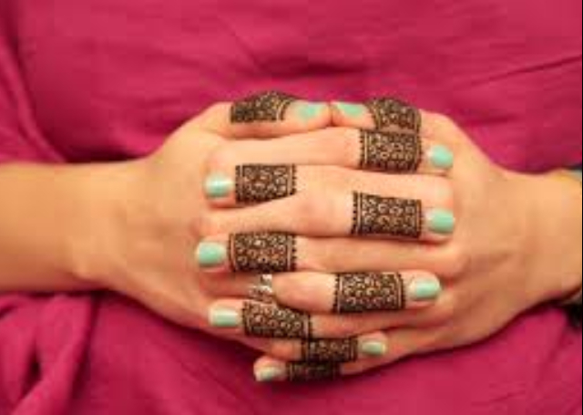 Ring Mehendi design encircling fingers