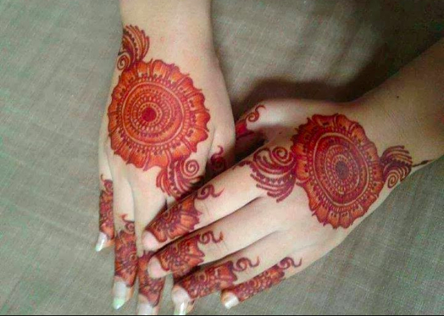 Round Mehendi design with flowers 