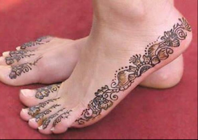 Creeper motif on feet