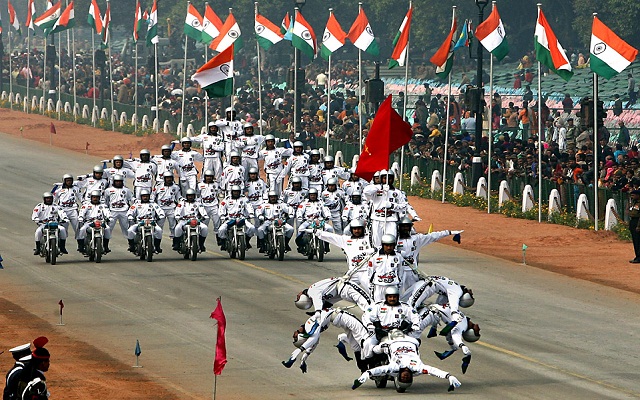 Daredevil motorcycle riders perform during the full dress rehearsal for the Republic Day parade in New Delhi January 23, 2009. India will celebrate its Republic Day on Monday. REUTERS/B Mathur (INDIA)