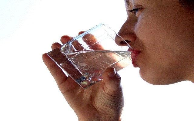 girl-drinking-water